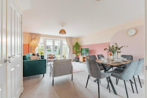 Stylish & Spacious 3bed Home with Fast Wifi & Private Parking
